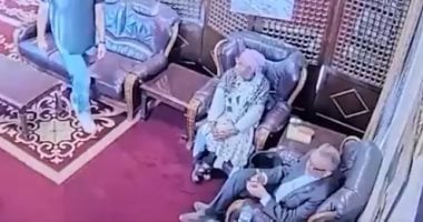 لحظة هروب مدير منظمة الصحة العالمية أثناء قصف إسرائيل لمطار صنعاء.. فيديو – المحرر العربي