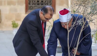 وفد ثقافي وأدبي يزور الكنيسة الإنجيلية الأولى والمسجد الأحمدي بطنطا ويهديهما شجرة الزيتون- المحرر العربي