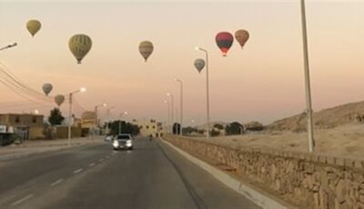 عودة رحلات البالون الطائر في الأقصر بعد توقفها.. 1800 سائح يزينون السماء