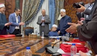 والد الصغير أنس يروي كواليس لقاء الإمام الأكبر: جلس على كرسيه ووعده برحلة عمرة