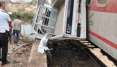 بعد تصادمه مع سيارة نصف نقل.. سحب قطار أبو زعبل للتخزين في محطة شبين القناطر| بث مباشر