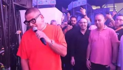 عمرو دياب يظهر بـ “لوك” جديد في حفل غنائي بـ دبي