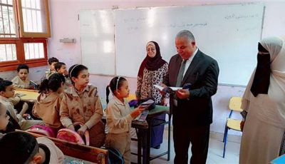 وكيل تعليم الفيوم فى جولة ميدانية بمدرسة صبري البكباشي ويشيد بمعرض الوحدة المنتجة