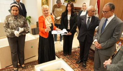 الخارجية تنجح في استعادة 25 قطعة أثرية نادرة مهربة من نيويورك