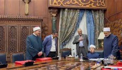 تفاصيل تكريم شيخ الأزهر لطفل واستماعه إليه واقفا