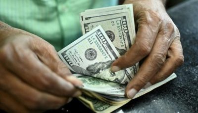 بقيمة تتراوح بين 4 و6 قروش.. سعر الدولار ينخفض في 7 البنوك