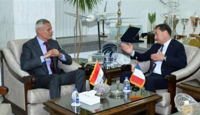 رئيس الشركة القابضة لمصر للطيران يلتقي السفير الفرنسي لدى مصر