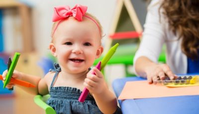 كيف تختارين الأنشطة التعليمية والترفيهية المثالية لتنمية مهارات طفلك في كل مرحلة عمرية؟ دليلك الشامل للأمهات!