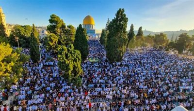 عشرات الآلاف يؤدون صلاة الجمعة في المسجد الأقصى المبارك