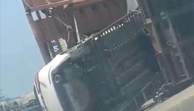 حادث مروع: انقلاب قاطرة تحمل سيارات حديثة في عدن