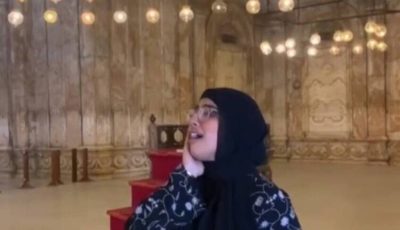 مصر.. فتاة تؤذن في مسجد أثري وتثير جدلًا واسعًا