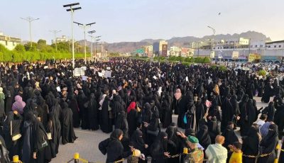 مذيع شهير يكشف الفارقةبين  مظاهرة النساء في  عدن وصنعاء؟شاهد ماقال
