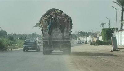 ضبط سيارة نقل مخلفات غير ملتزمة بمعايير وضوابط العمل تسببت في تناثر المخلفات بالجيزة