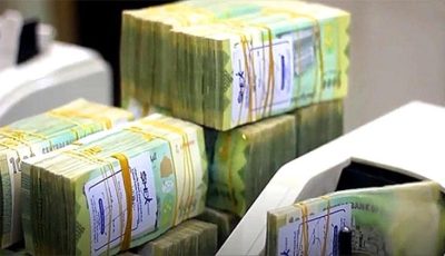مفاجأة مدوية: خبير اقتصادي يفضح السر وراء انهيار الدولار في اليمن