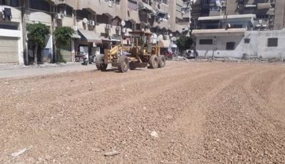 استمرار أعمال إنشاء ساحة انتظار السيارات بشارع عمر مكرم بمدي
