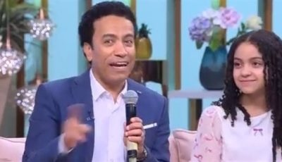 سامح حسين وزوجته وبناته في ضيافة منى الشاذلي
