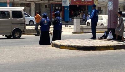 مشاركة نسائية مميزة في عدن: فتيات ينظمن حركة المرور خلال أسبوع المرور العربي